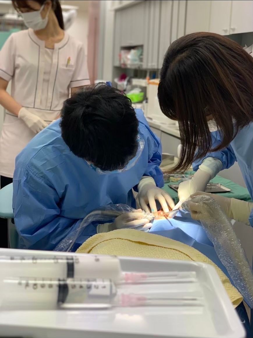 複数の歯科医師で手術にあたる様子