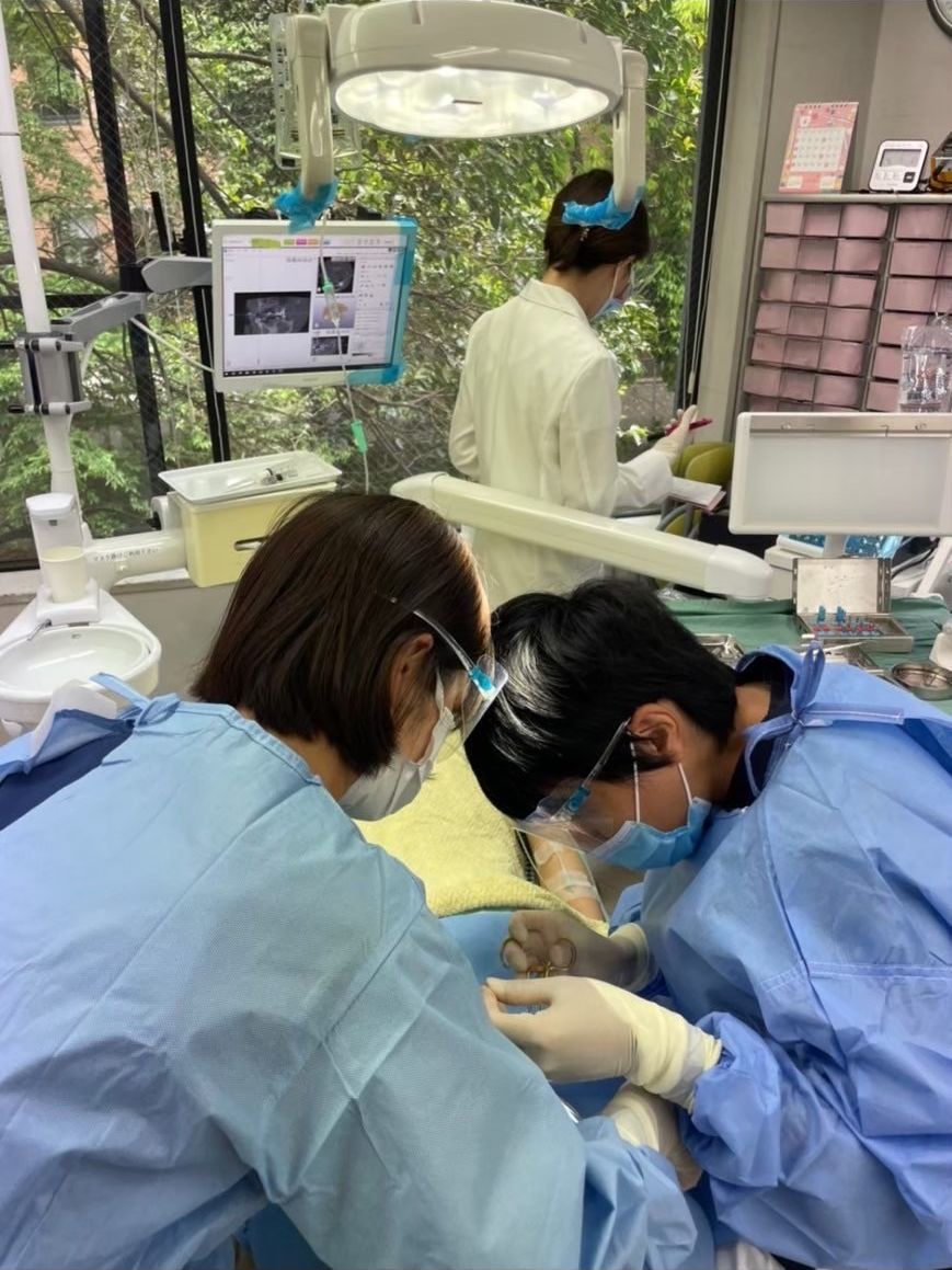 西山歯科医院でのインプラント手術の様子